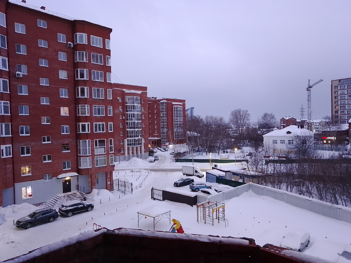 Вид с балкона четвёртого этажа нашей посуточной квартиры по адресу Базарный переулок, дом 12.