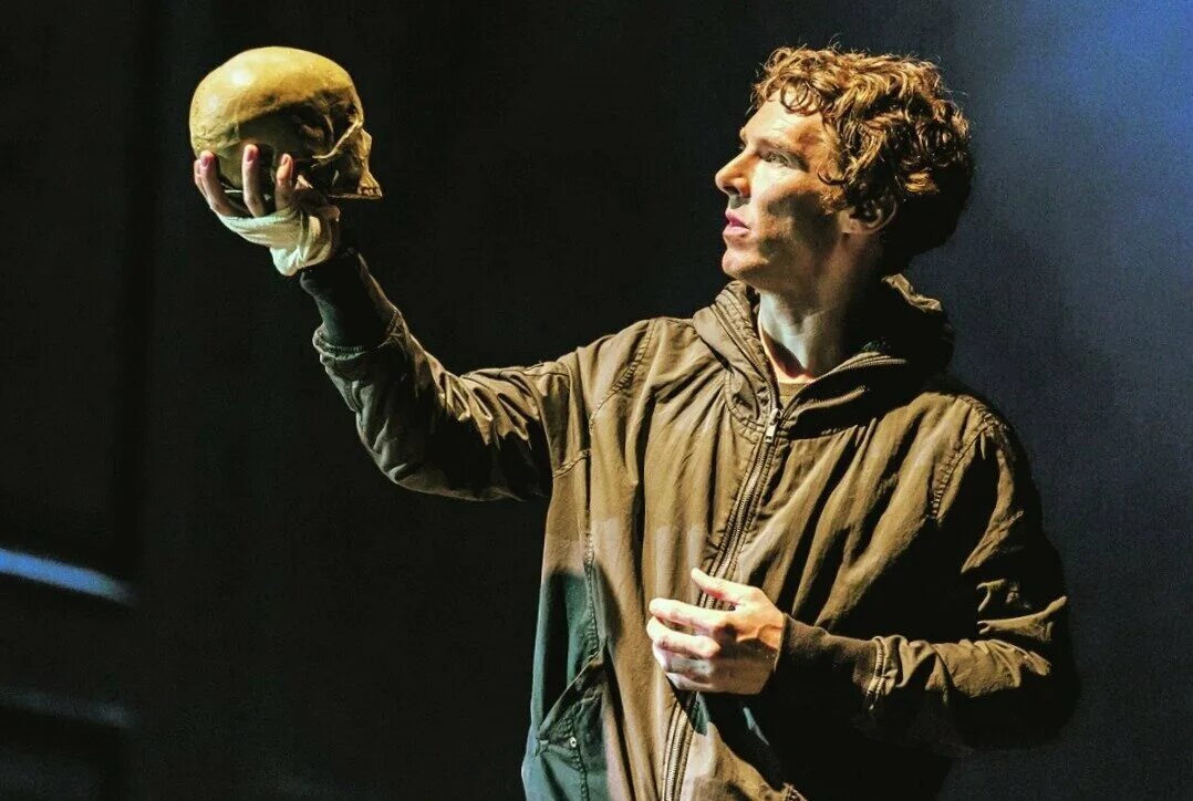 В роли Гамлета: "Быть или не быть.."