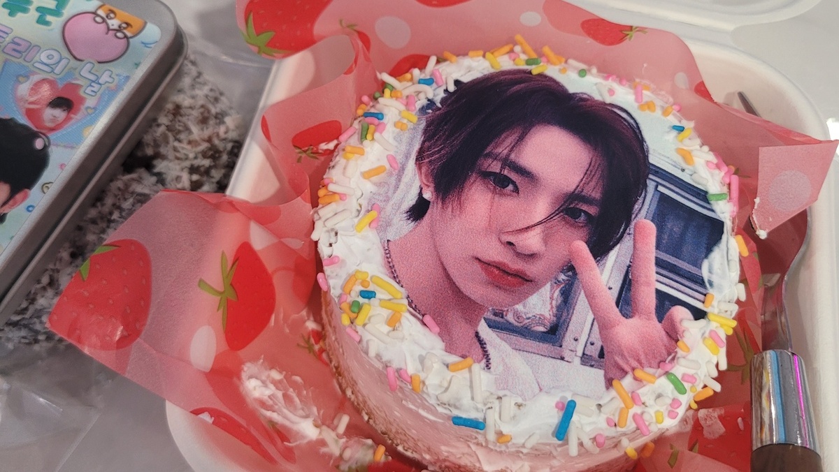 Такие тортики можно купить на дни рождения айдолов в тематических кафе ♡