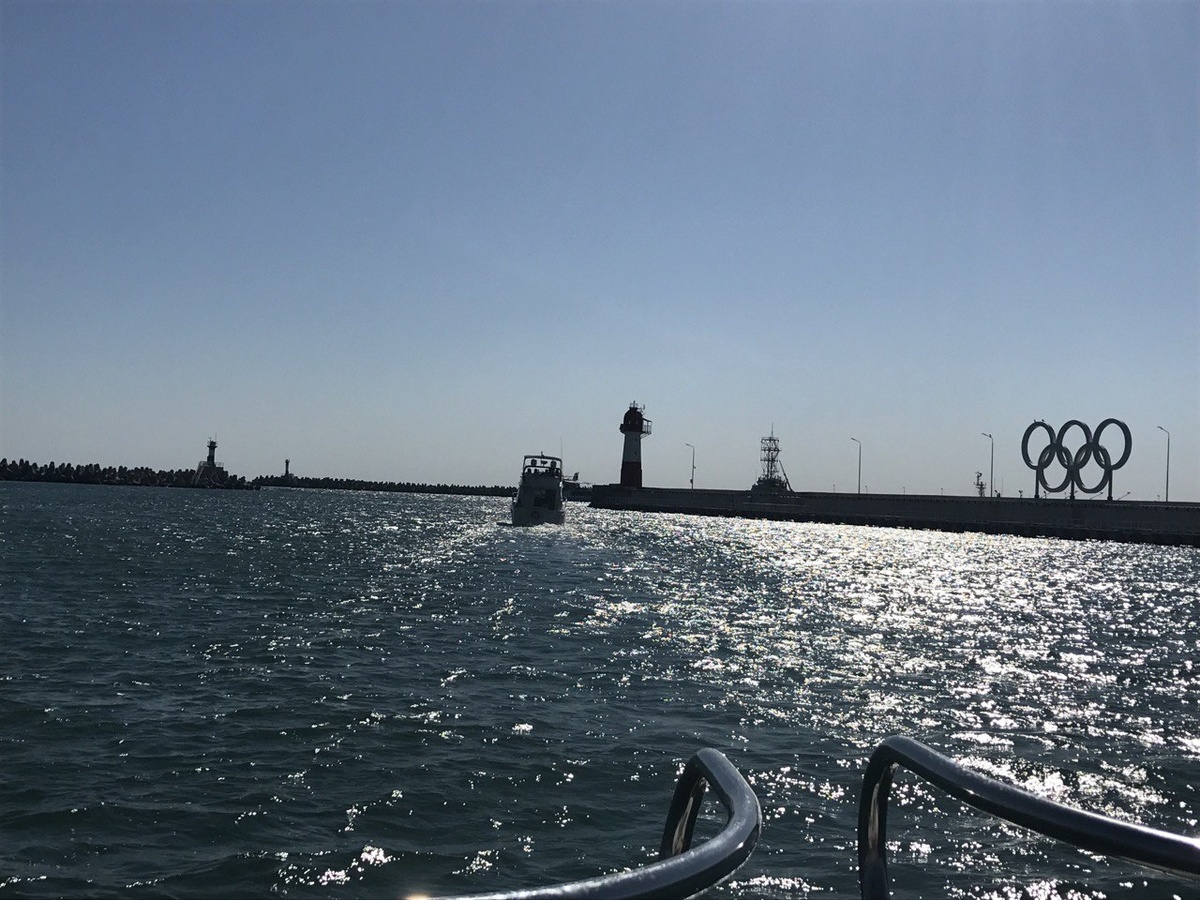 Женщина выбрала Сочи из-за моря.  Фото: Фото: ФедералПресс / Ирина Юзеева