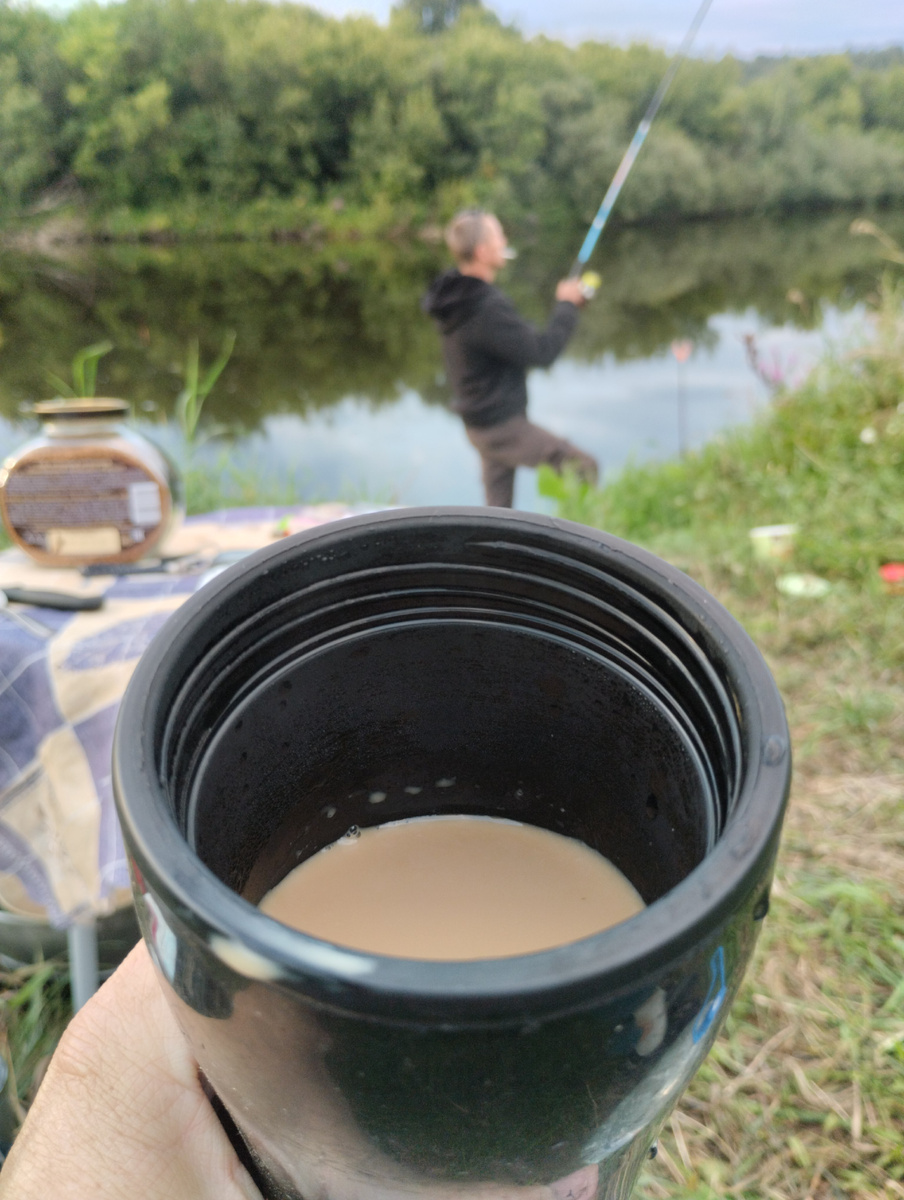 Даже на берегу озера я с кофе