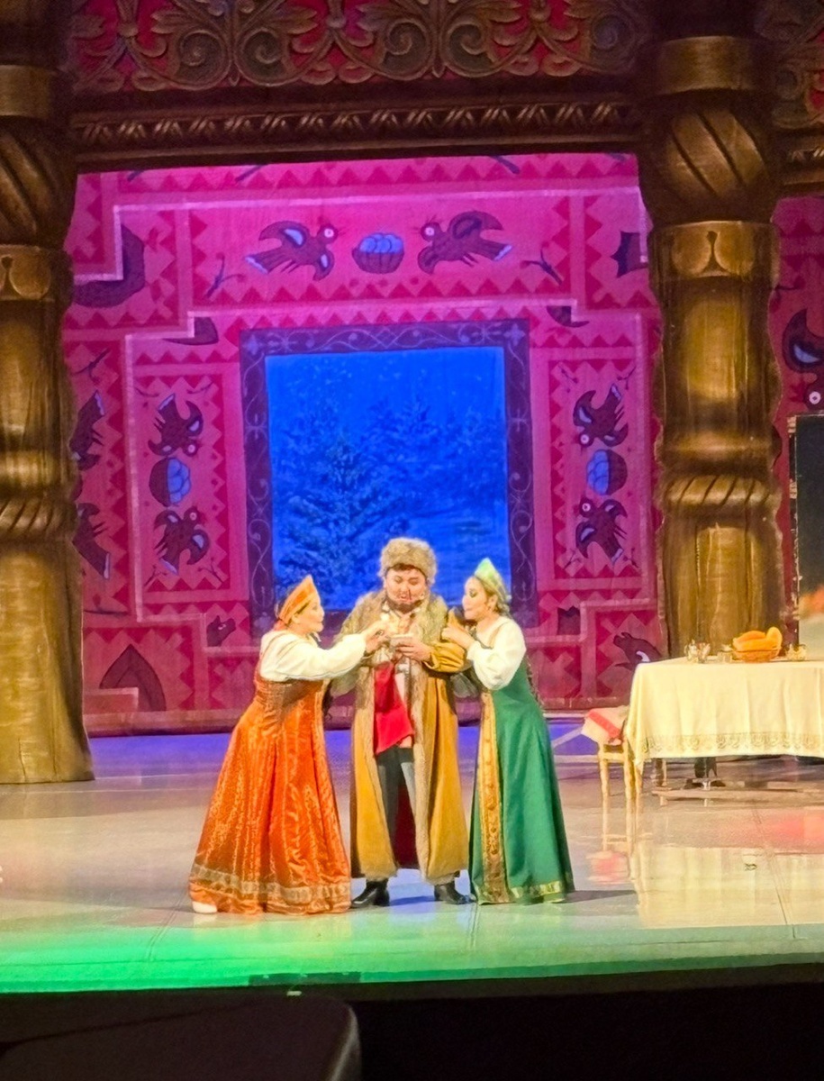 Старшие дочери заказывают отцу диковинки