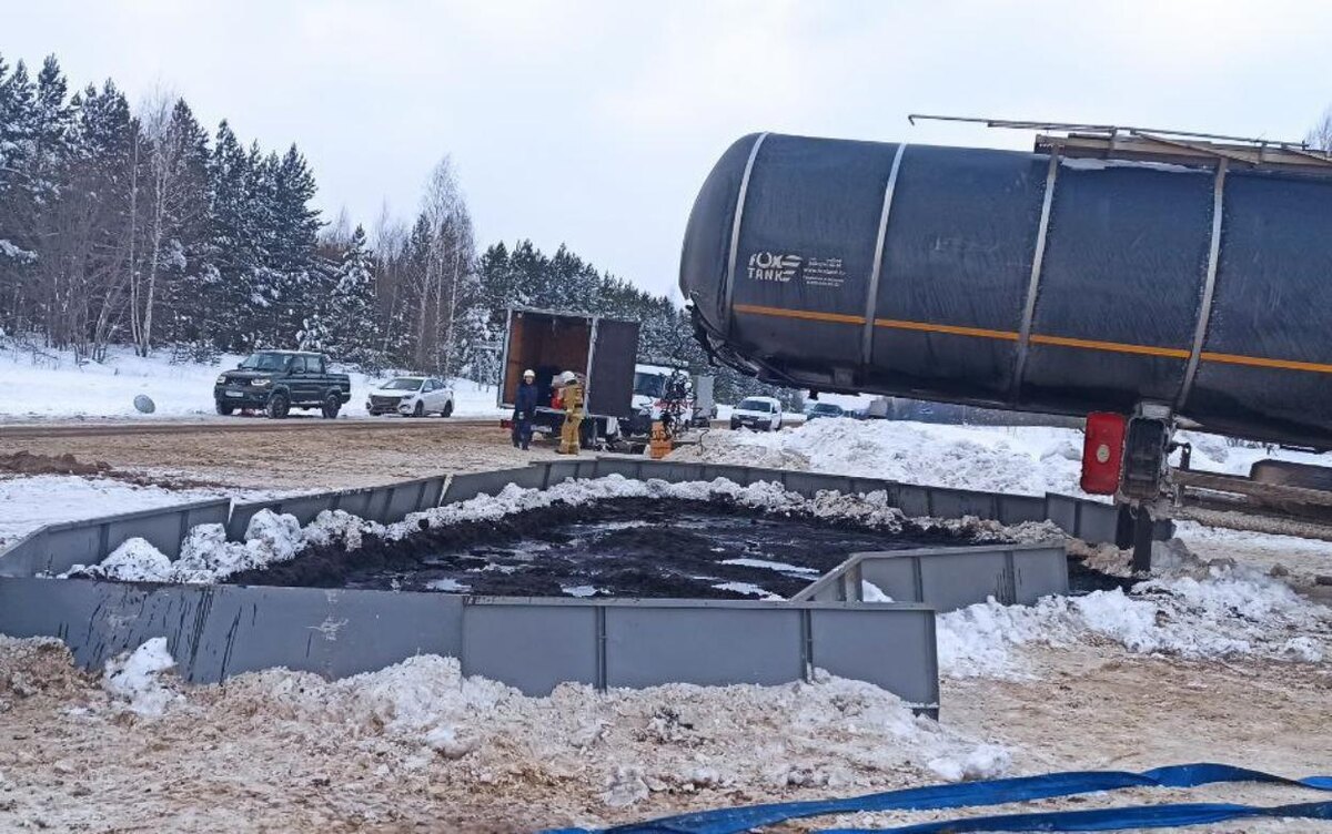    Инспекторы Минприроды взяли пробы на месте разлива нефтепродуктов под Ижевском