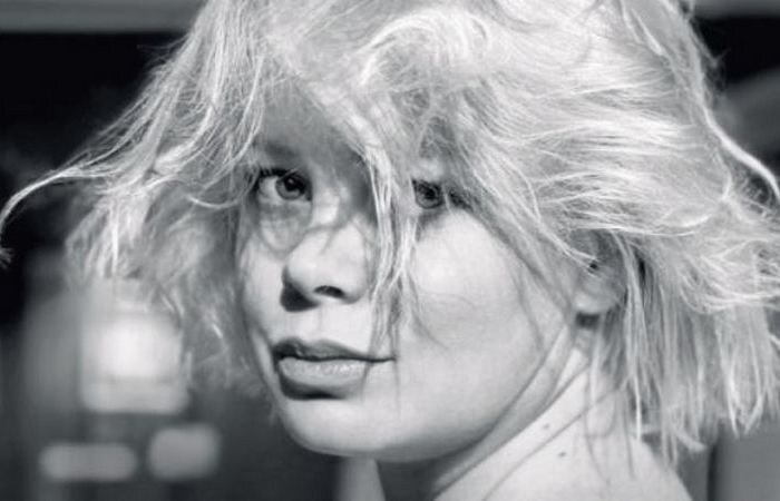 Сдалась и села на спиртное.