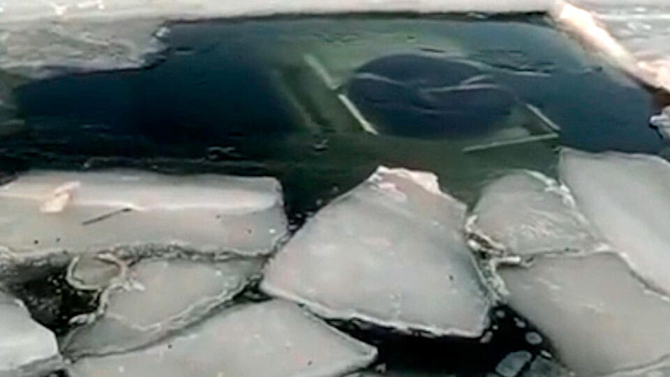     Три машины с рыбаками провалились под лед во Владивостоке РЕН ТВ