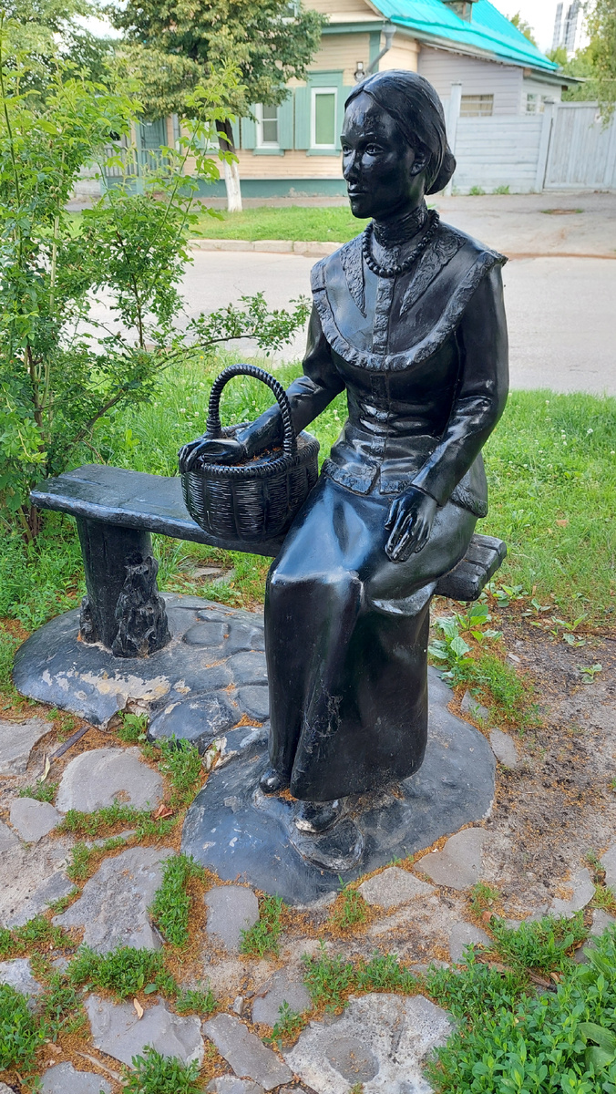 скульптура «Дама с корзинкой», установленная в музейном квартале Ульяновска возле музея «Мелочная лавка». Фото автора 