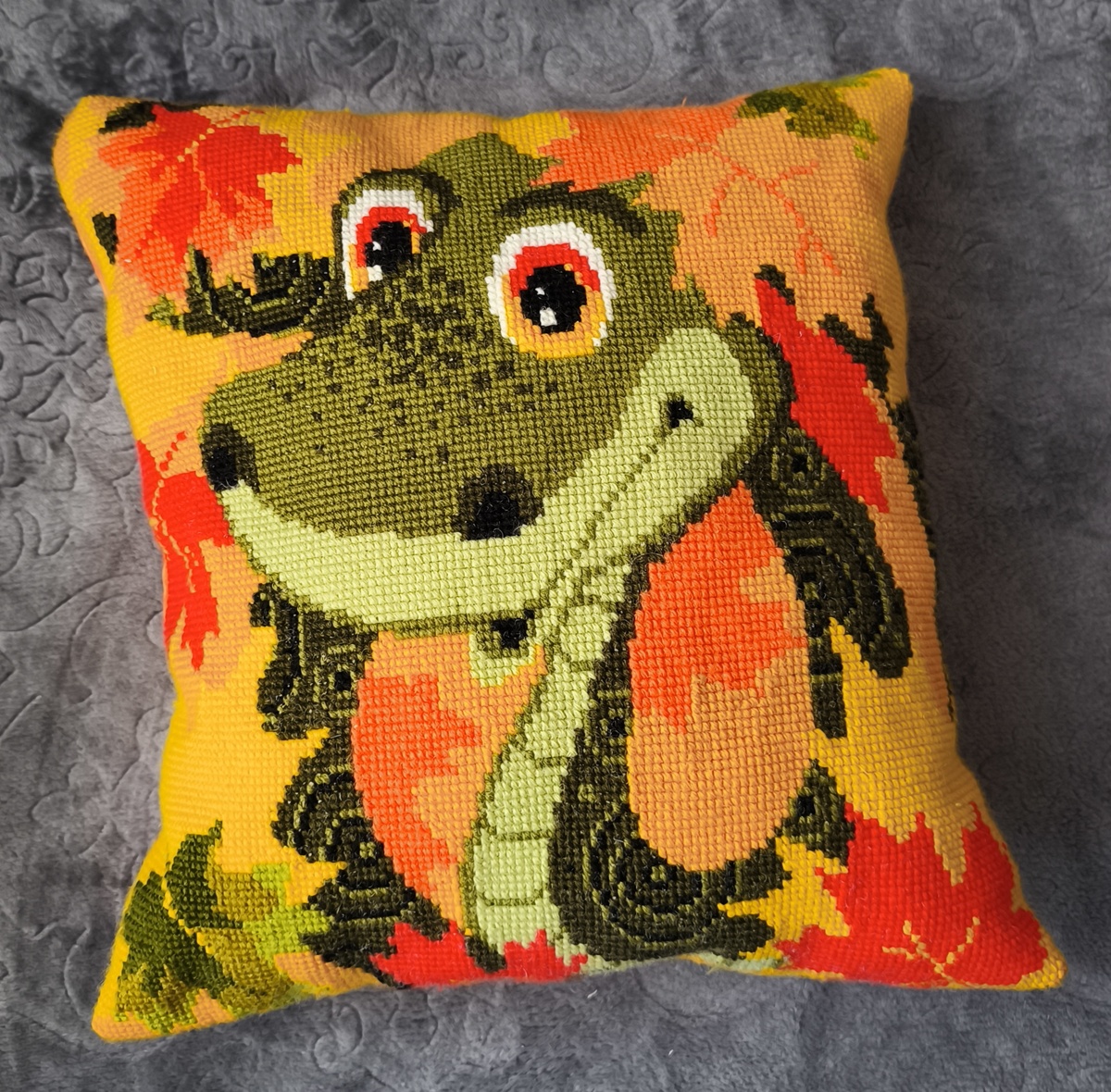 Яркая подушка для настроения