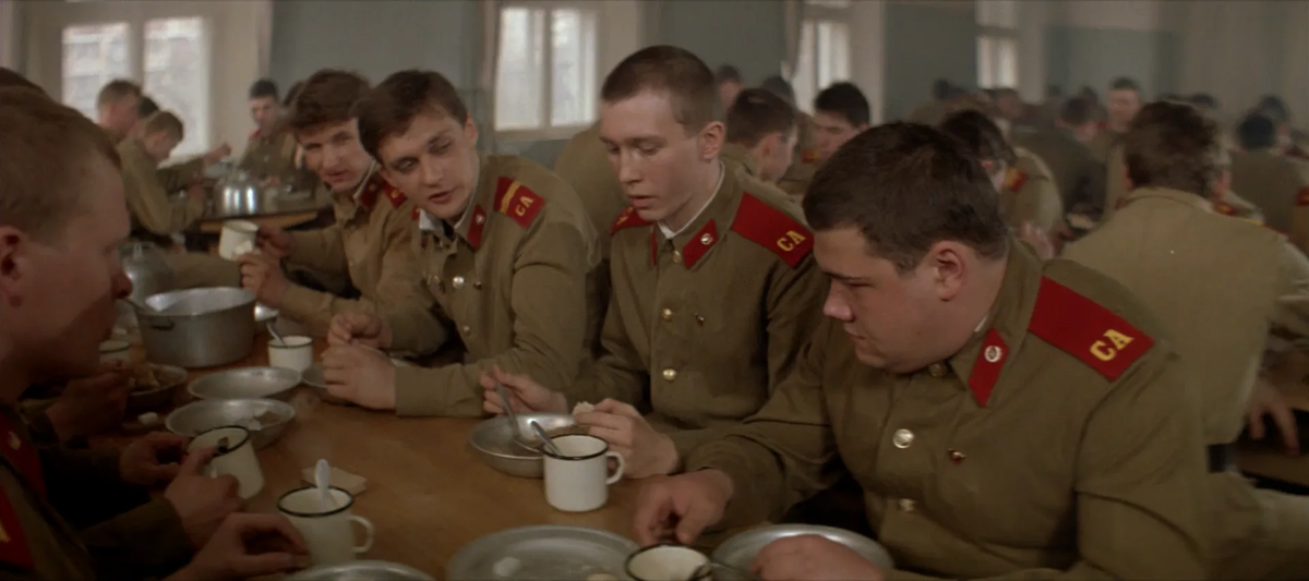 Сцена в столовой