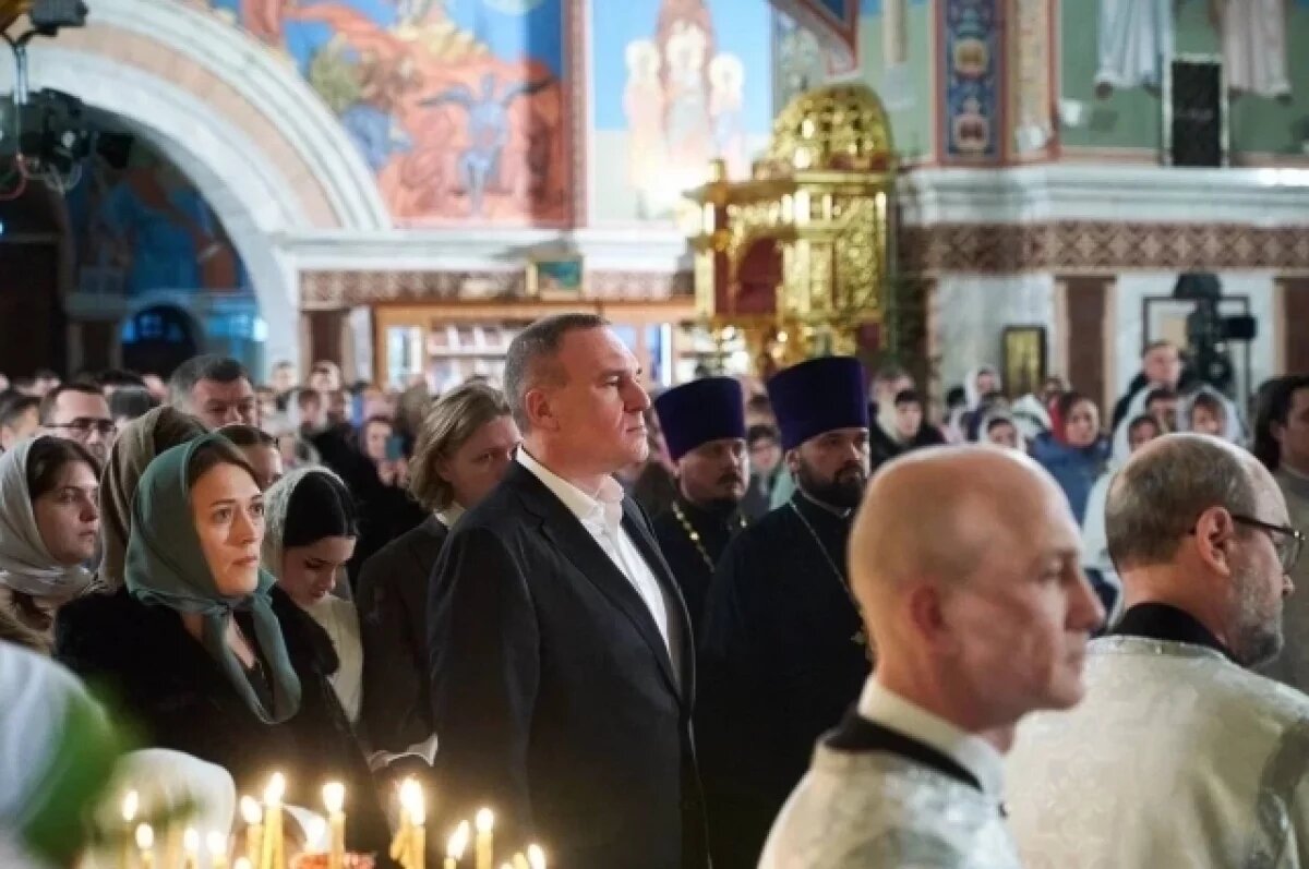    Глава региона разделил радость праздника с земляками на ночной службе.