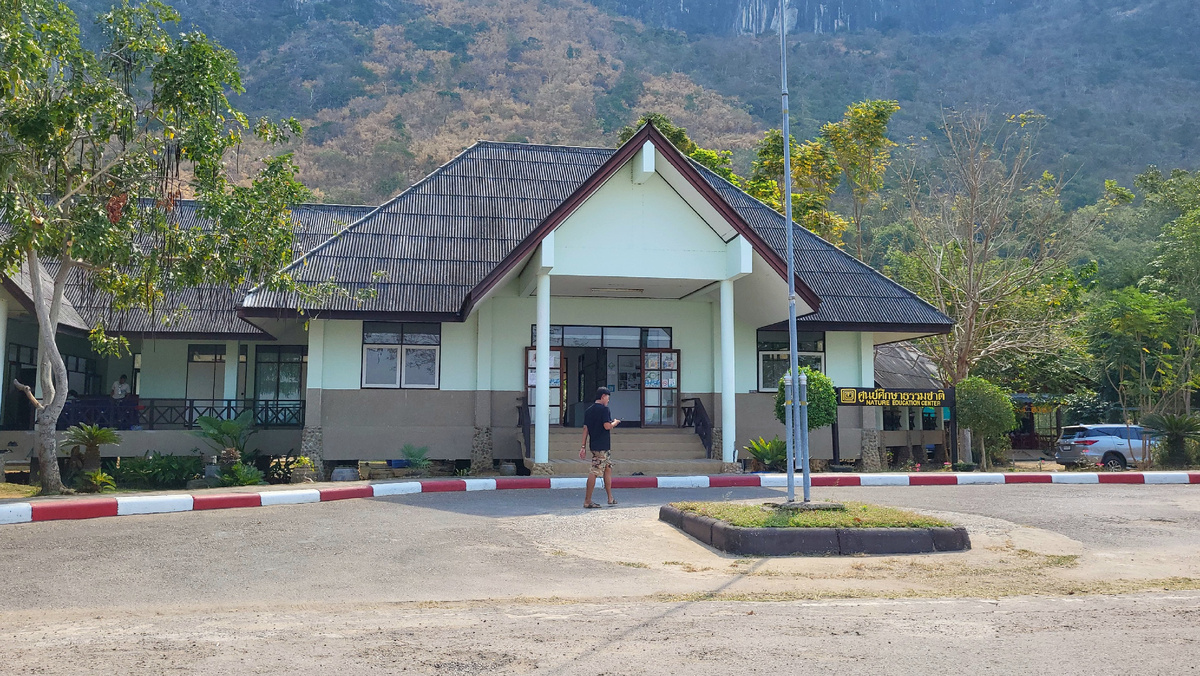 Здание визит-центра, в котором располагается касса