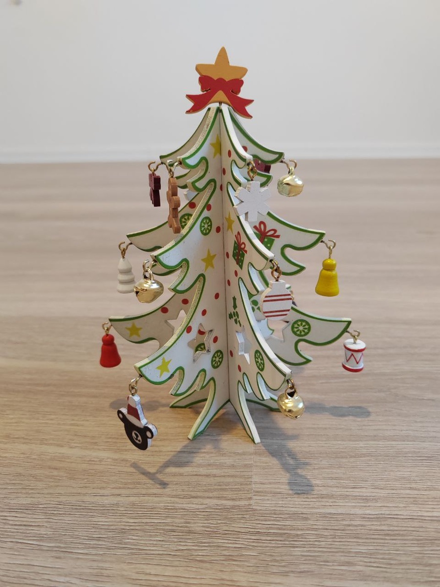 Елочка уютно устроилась на подоконнике