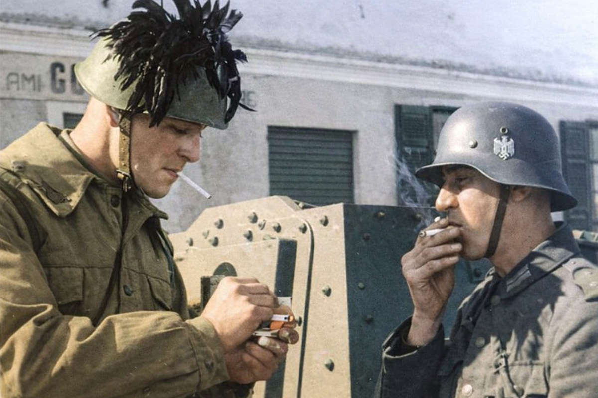 Берсальер из батальона Муссолини и немецкий гебиргсъегер в Санта-Лючия-ди-Толмино, Словения. 1944 год