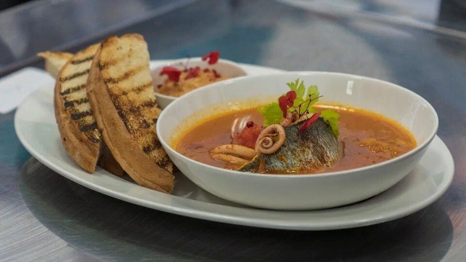 Лучший ужин для сна: диетолог назвала продукты, которые помогают вырабатывать мелатонин