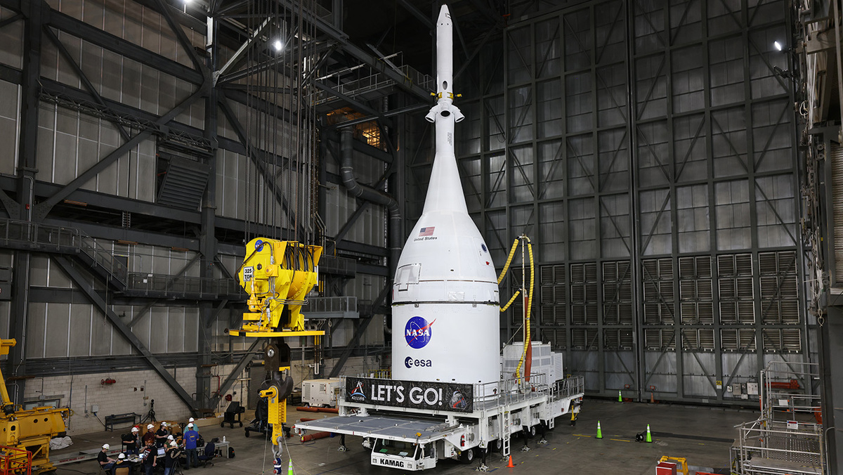   NASA Kennedy Space Center / NASA / Amber Jean Notvest- Специалисты команды NASA Exploration Ground Systems готовятся закрепить кран для подъёма и установки космического корабля Orion на вершину ракеты SLS (Space Launch System) в зале High Bay 3 здания сборки ракет в Космическом центре имени Кеннеди во Флориде, 17 октября 2025 года, в рамках миссии Artemis II