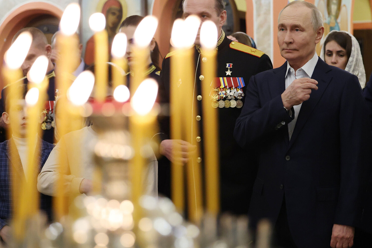 Президент РФ Владимир Путин на богослужении в честь Рождества Христова в храме в Московской области, 7 января 2026 года ©Вячеслав Прокофьев/Пресс-служба президента РФ/ТАСС  📷