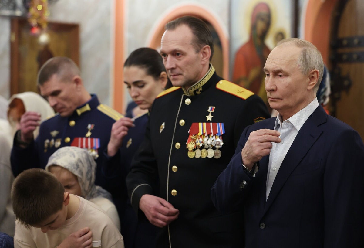 Президент РФ Владимир Путин и военнослужащие с семьями на богослужении в честь Рождества Христова в храме великомученика Георгия Победоносца в городе Солнечногорск-2 Московской области, 7 января 2026 года ©Вячеслав Прокофьев/РИА Новости  📷