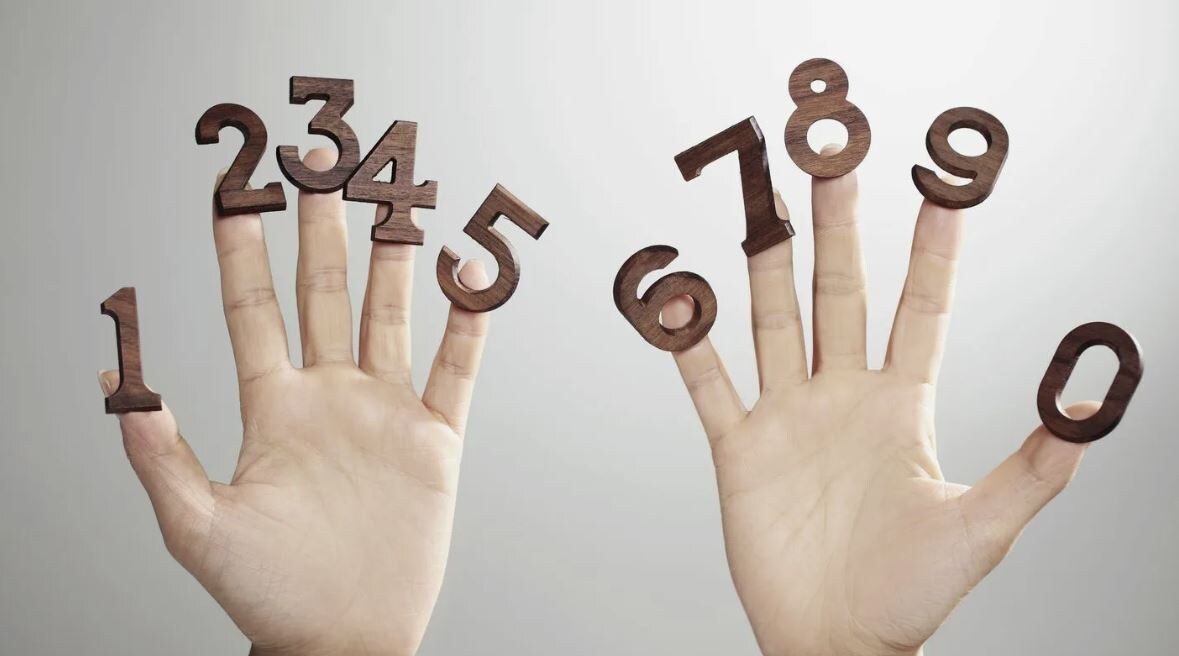 Десять цифр от «0» до «9»