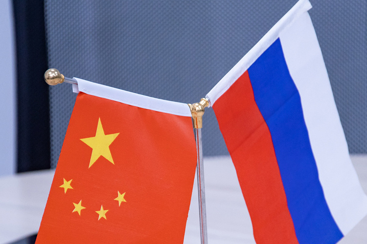    Китай сейчас — это всего лишь одно из направлений. Мы ведем работу еще по двум другим, потому что КНР — это все-таки плюс-минус те же деньги и при этом еще задержка по времени