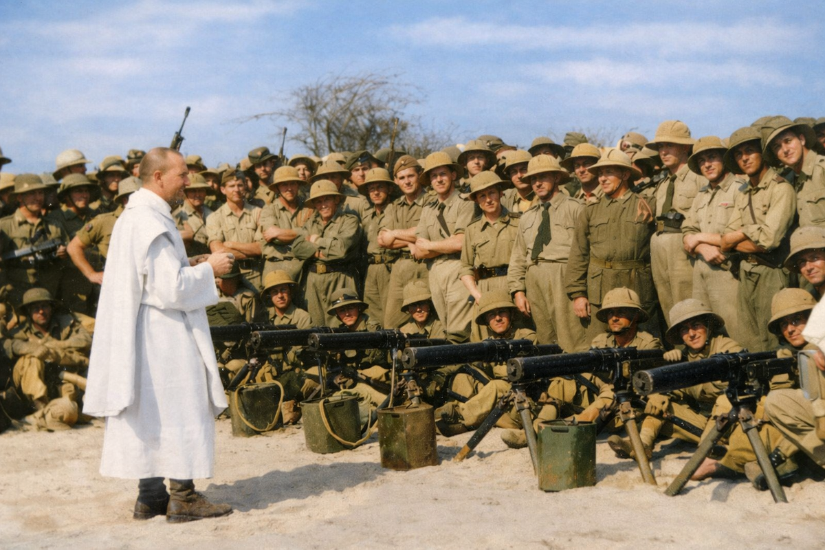 Итальянский католический священник благословляет отряд пулеметичков во время итальянского вторжения в Эфиопию (1935-1937)