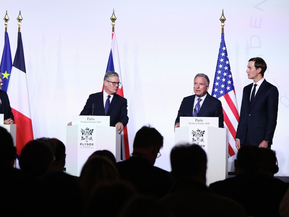    Эммануэль Макрон, Кир Стармер, Стив Уиткофф и Джаред Кушнер на пресс-конференции по итогам встречи "Коалиции желающих" в Елисейском дворце | © Getty Images / Tom Nicholson