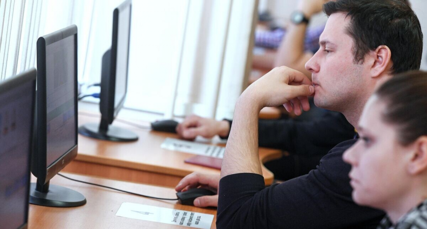    Люди сдают теоретические экзамены по правилам дорожного движения в отделении ГИБДД | © РИА Новости / Евгений Одиноков