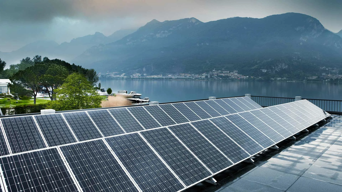 Солнечные панели как часть возобновляемой энергетики многих стран