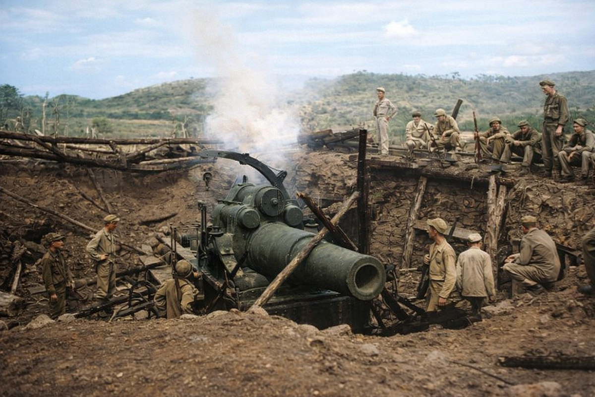Американские солдаты осматривают японскую 30-см гаубицу типа 7, захваченную на филиппинском острове Лусон. 04.02.1945