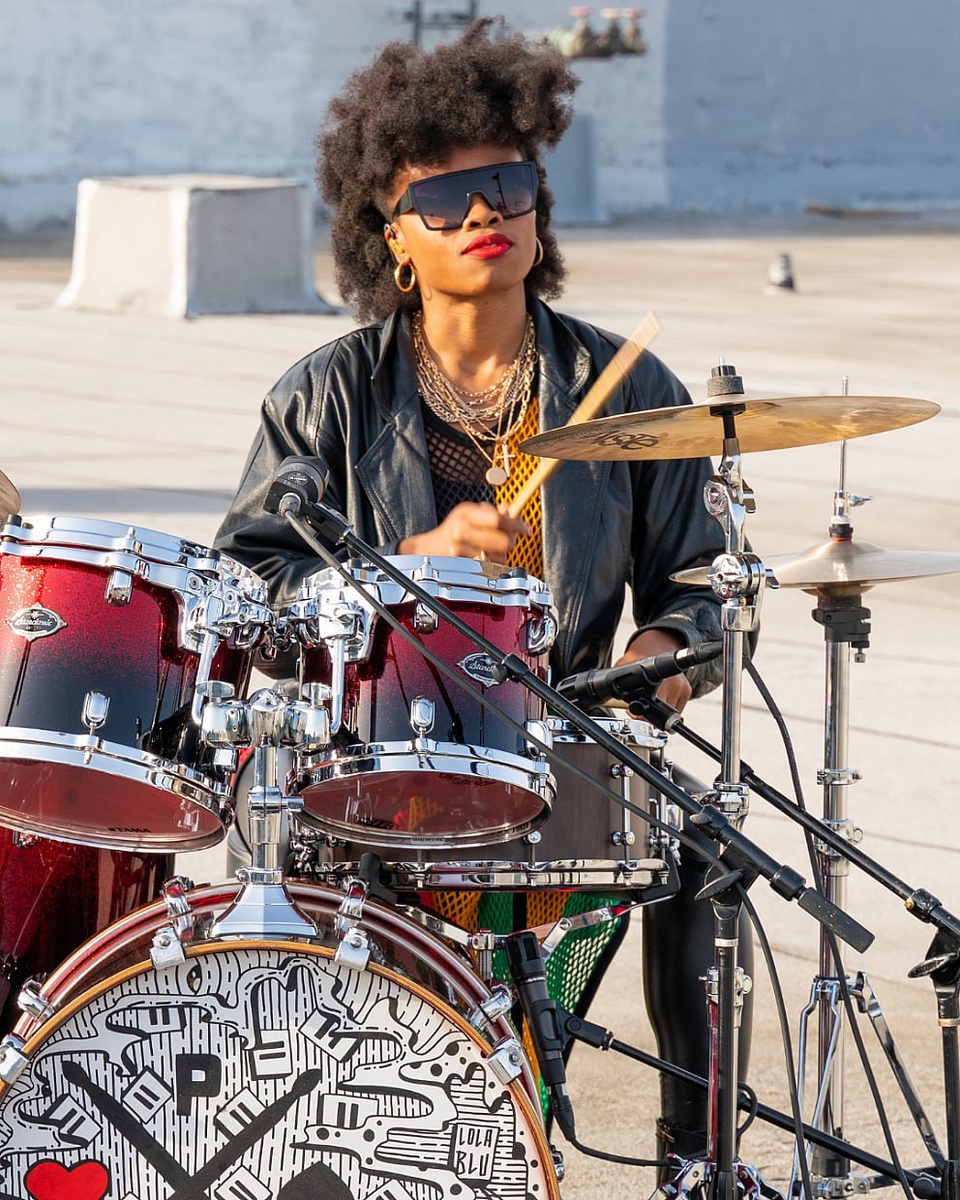 Американская барабанщица The Pocket Queen благодаря фильму «Жизни Чака» сделала первый шаг к актёрской карьере