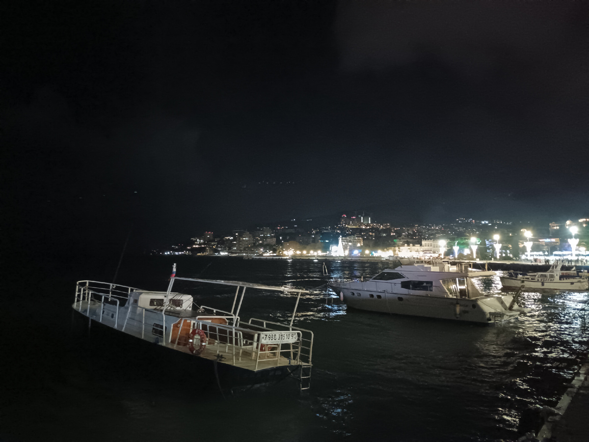 Набережная Ялты ночью