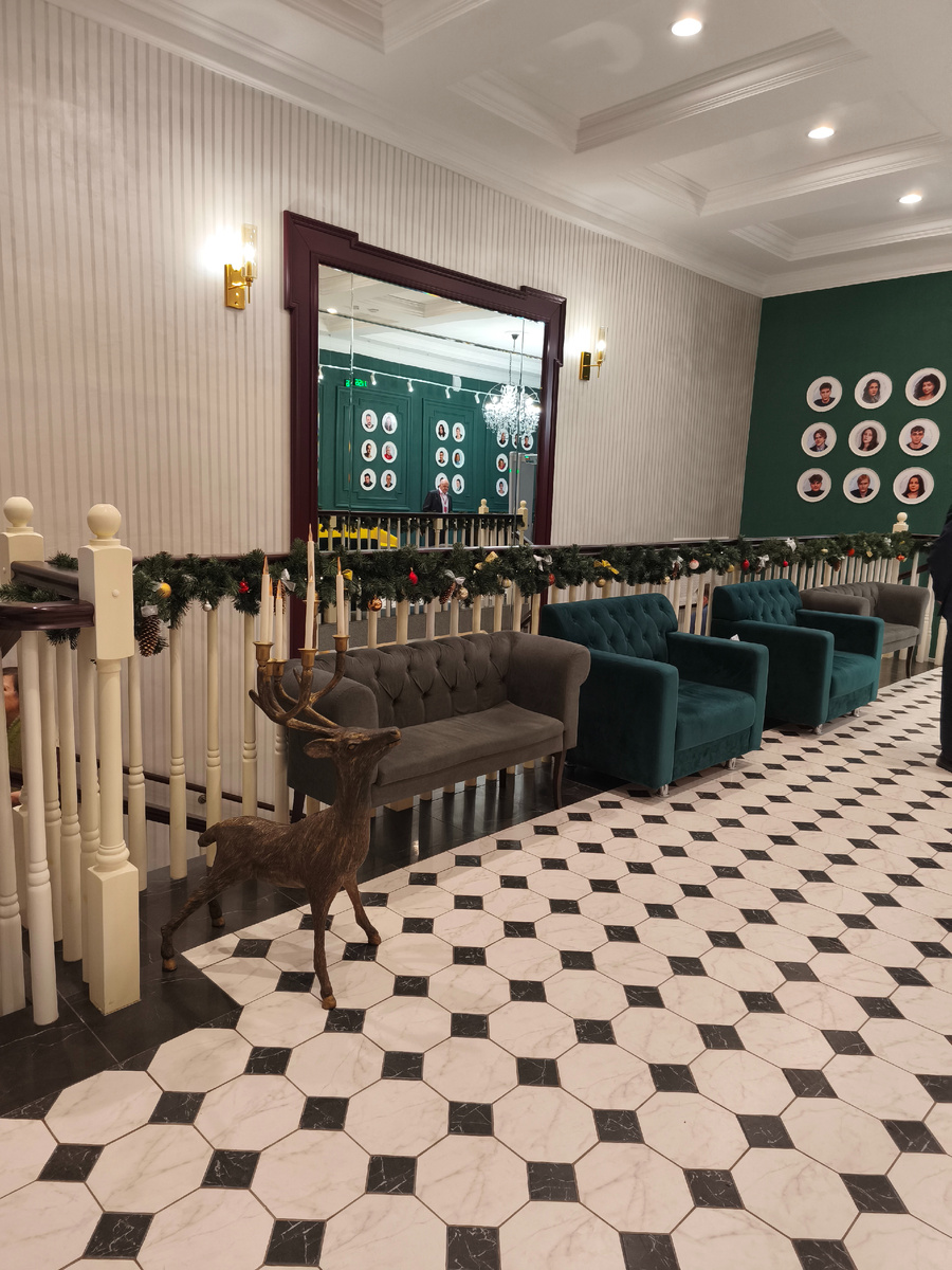 Театр новый и очень красивый. Замираю от сочетания изумрудного, серого и ярко-фиолетового