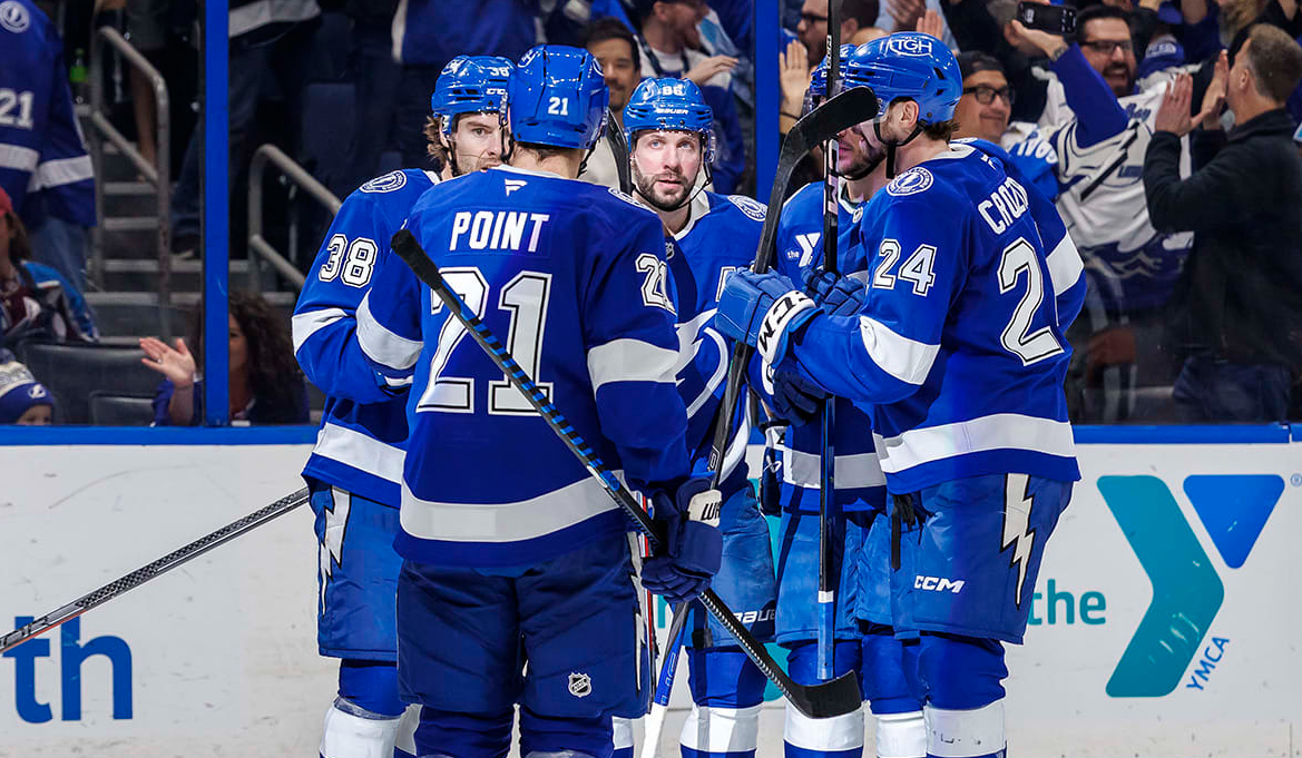 Никита Кучеров (в центре) продолжает набирать очки за "Тампу". Фото: НХЛ