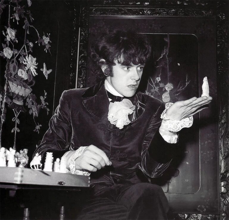 Донован (полное имя — Донован Филипс Литч) — шотландский музыкант, певец, автор песен и гитарист. Корни его творчества уходят в британский фолк, но Доновану удалось развить характерный эклектичный стиль с элементами фолка, джаза, поп-музыки, психоделии и этники.