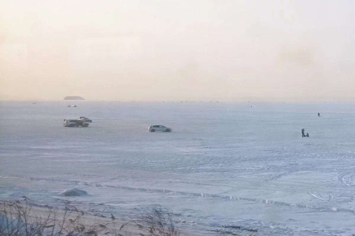    Во Владивостоке три автомобиля с рыбаками провалились под лёд