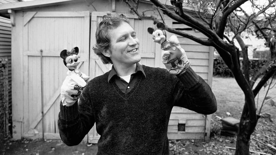 Пол Махер демонстрирует куклы-марионетки Микки и Минни Маус перед старым гаражом Уолта Диснея в Лос-Анджелесе, 1981 год.📷Фото: Lennox McLendon / AP