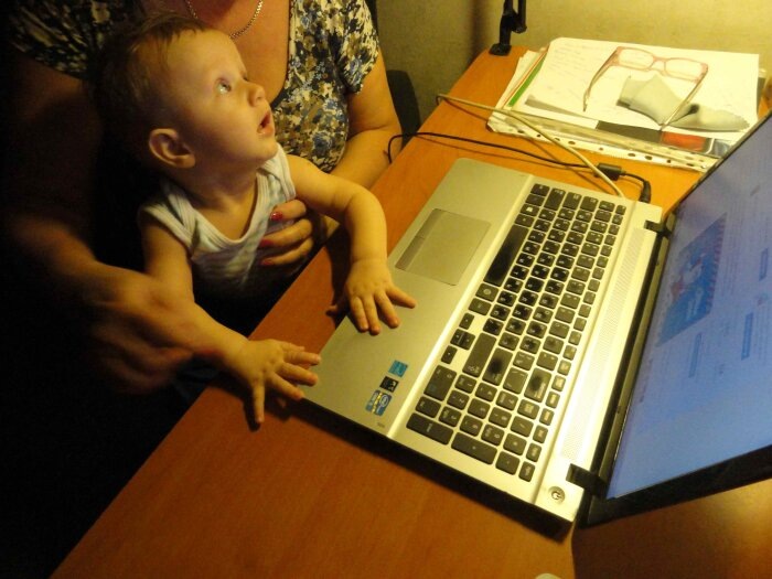 - Бабушка, а почему опять нет интернета? / Фото: Vostok.Today