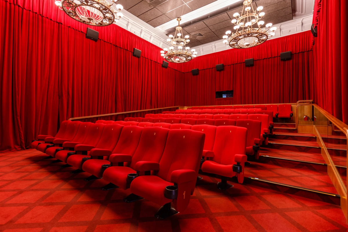 Один из лучших кинозалов в Москве. Чем не театр?