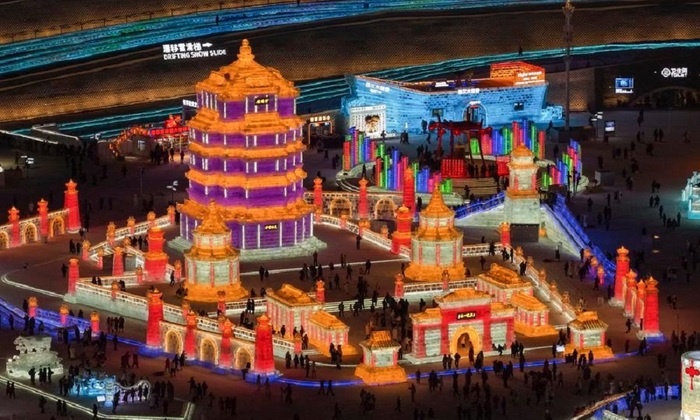    В Харбине открылся 42-й международный фестиваль льда и снега