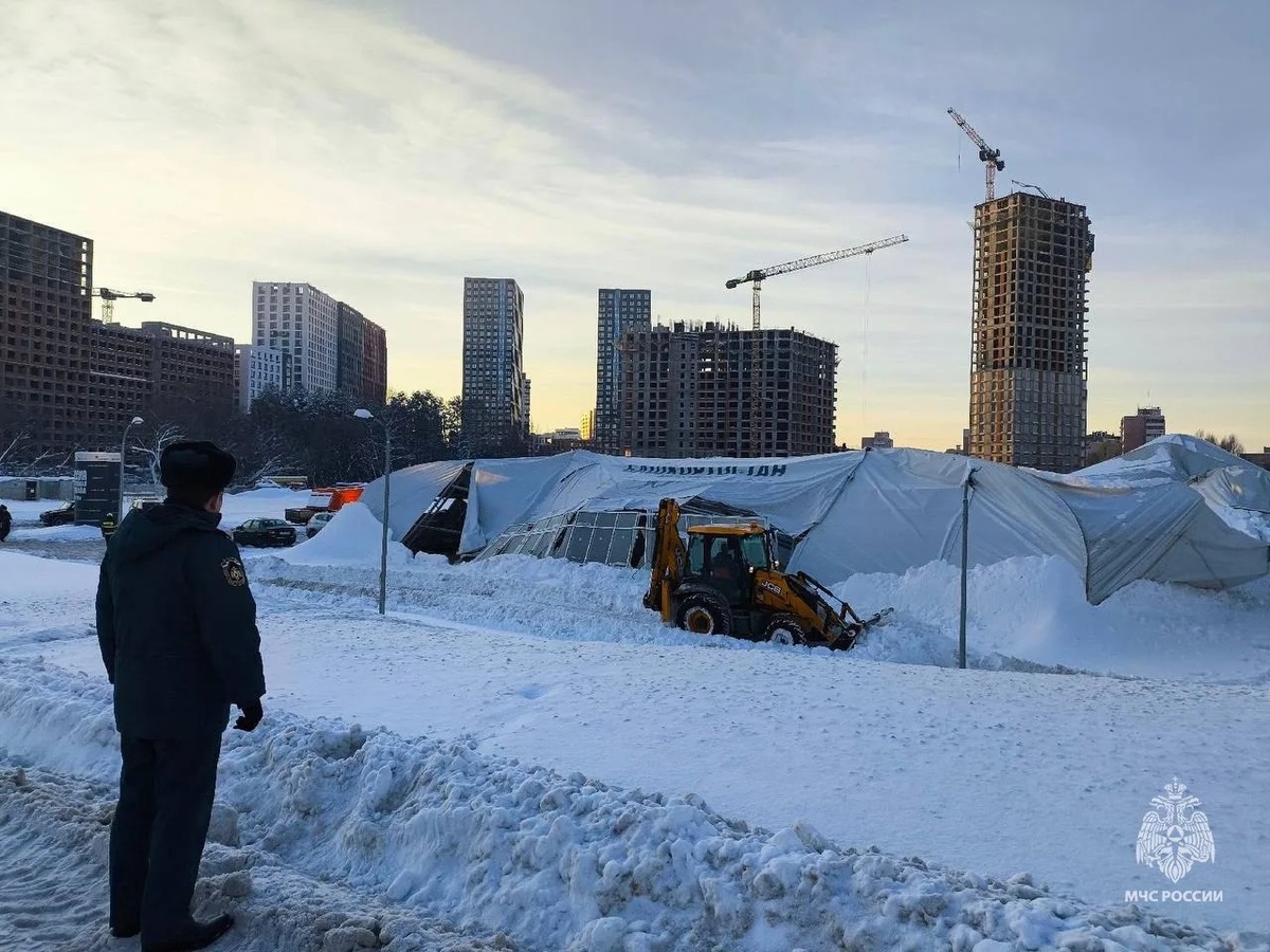    В Уфе под тяжестью снега обрушился склад