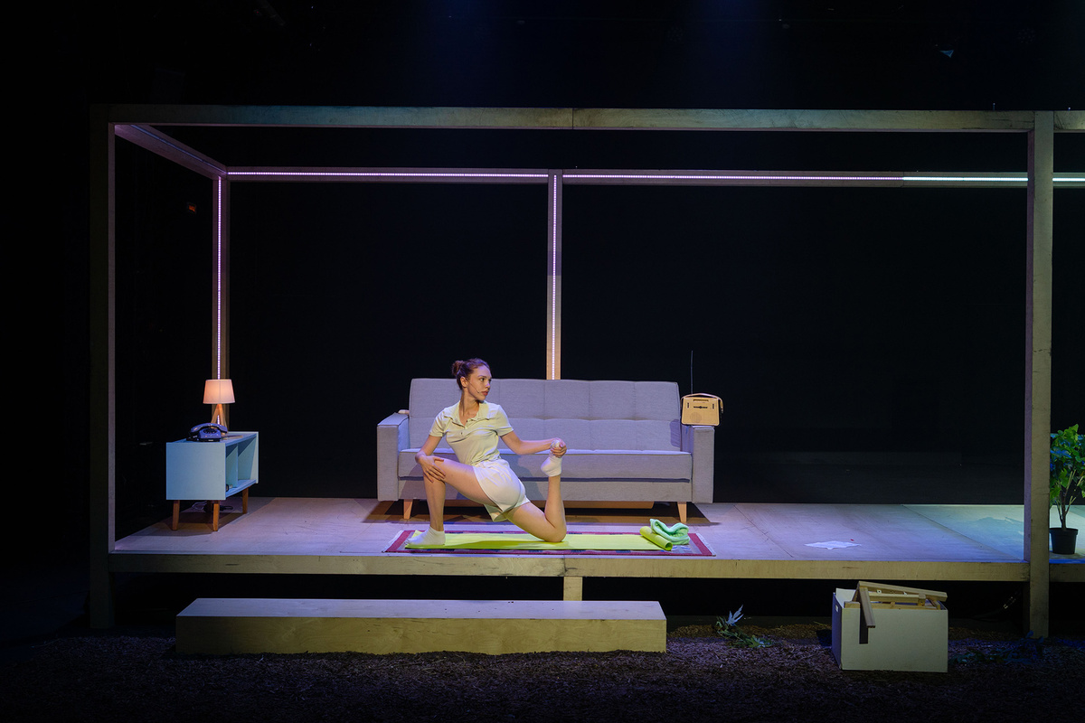    Сцена из спектакля «ODDVAR *при необходимости шлифовать и обрабатывать поверхность»