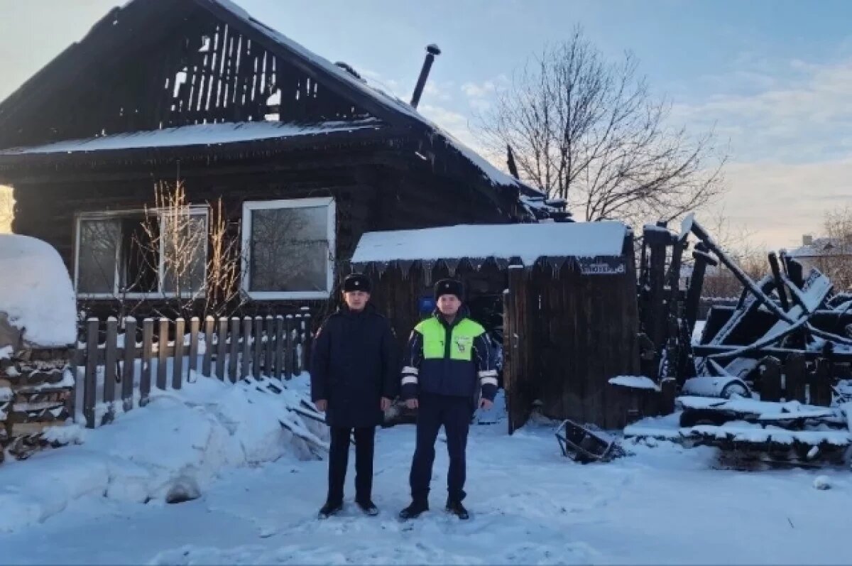    На Урале автоинспекторы спасли пожилую пару из горящего дома