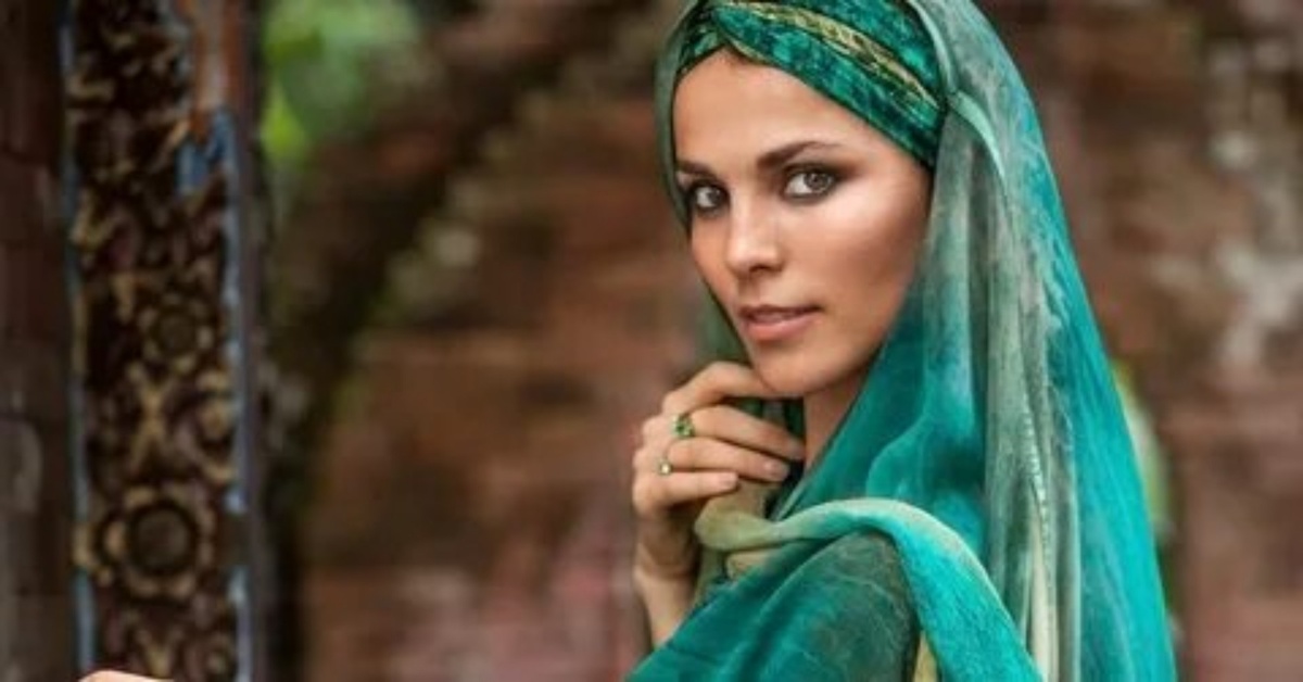 От мини-юбок «Фабрики» до монашеского титула: Сати Казанова прошла долгий путь трансформации, сменив микрофон на четки, а светские рауты — на многочасовые медитации.