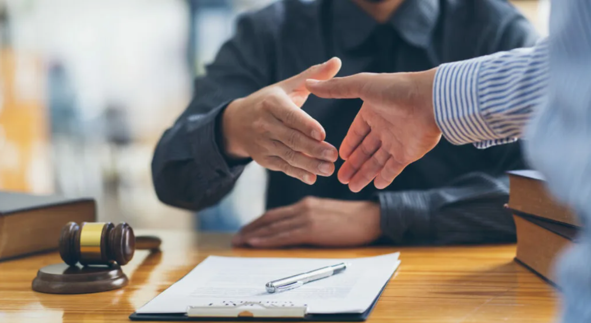 Как выбрать адвоката для юридических лиц при банкротстве и не потерять бизнес