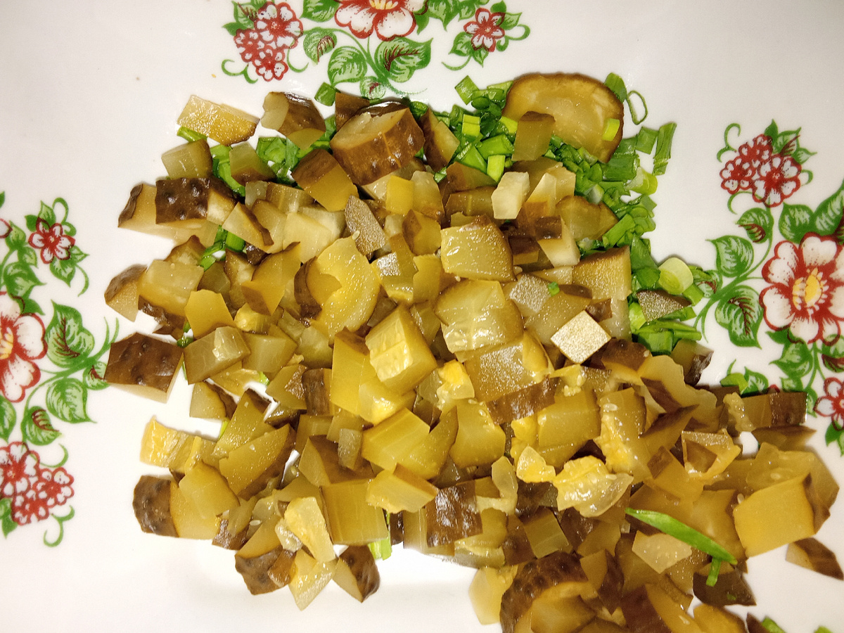 Огурцы порезанные кубиком, можно нарезать кружочками, перья лука.