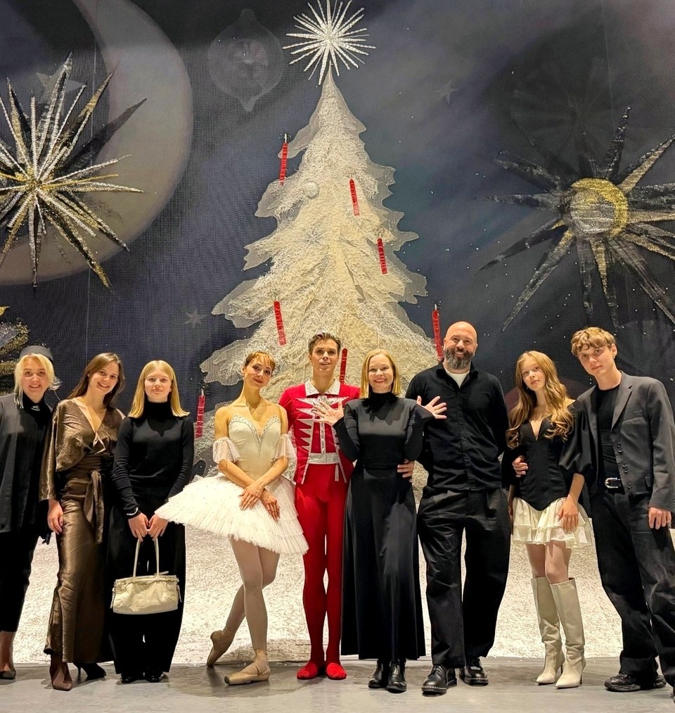    Юлия Пересильд с дочками Аней и Машей на балете «Щелкунчик» в Большом театре. Личная страница героя публикации в соцсети