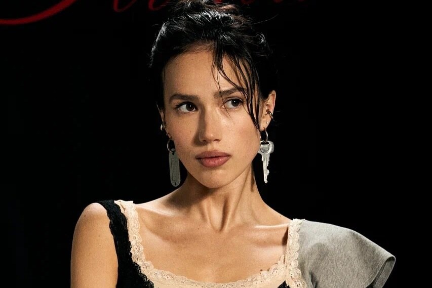     Алина Загитова намекнула на перемены в личной жизни, засветив кольцо на безымянном пальце