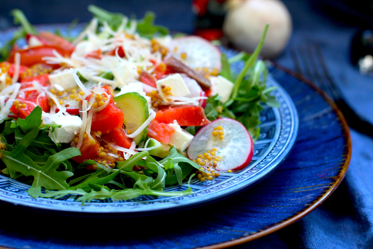 Легкий салат с красной рыбой от Елены Некрасовой. 