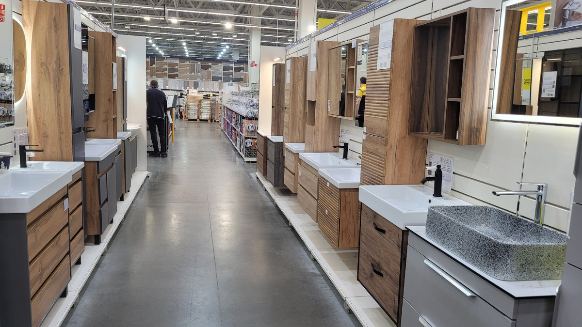 В магазине.