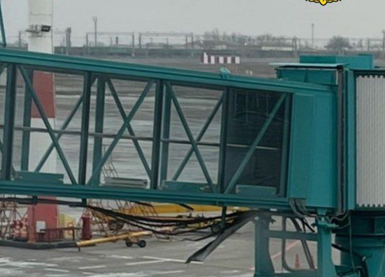 В международном аэропорту Волгограда грузовик столкнулся с телетрапом