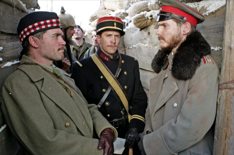 Кадр из французского худ. фильма "Счастливого Рождества" (Joyeux Noël, 2005), вызвавшего новый всплеск интереса к парадоксальному частичному прекращению огня 24-26 декабря 1914.