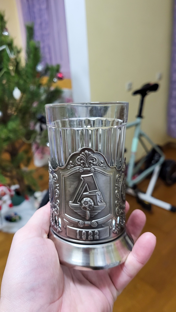 Вот такой подстаканник я купил в фирменном магазине при заводе